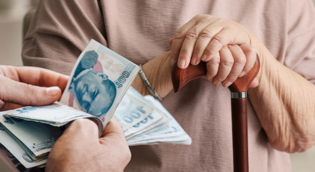Emeklilerin bayram ikramiyesi farkları yarından itibaren ödenmeye başlanacak