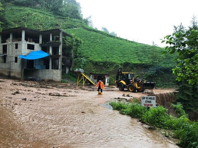 Rize'de sağanak nedeniyle dereler taştı, hasar oluştu