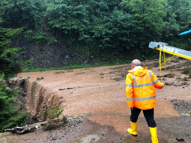 Rize'de sağanak nedeniyle dereler taştı, hasar oluştu