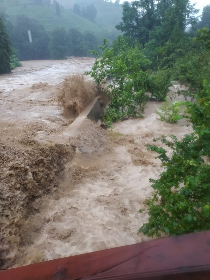 Rize'de sağanak nedeniyle dereler taştı, hasar oluştu