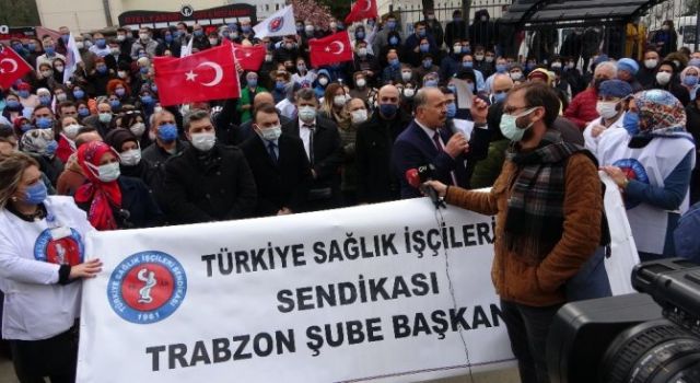 Kırmızı Alarmın Verildiği Trabzon’da Sağlık Çalışanları Sosyal Mesafeyi Hiçe Saydı