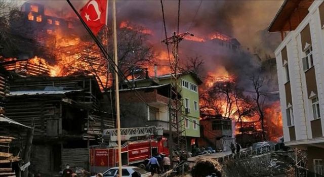 Artvin'de köyde yangın; 50'ye yakın ev alevlere teslim oldu