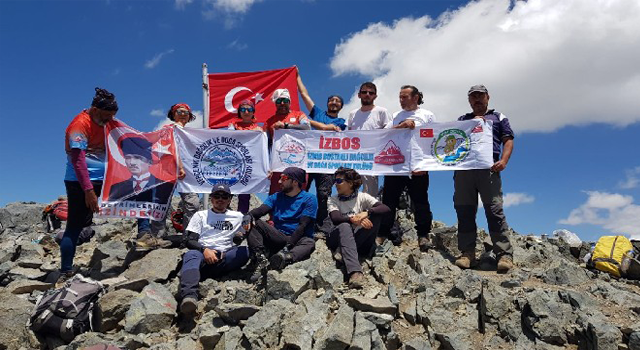 Dağcılar 3 Bin 937 Rakımlı Kaçkarlara Türk Bayrağı Astı