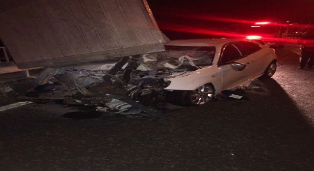 Kamyon Lifti Koptu, Arkadan Gelen Otomobilin Üzerine Düştü