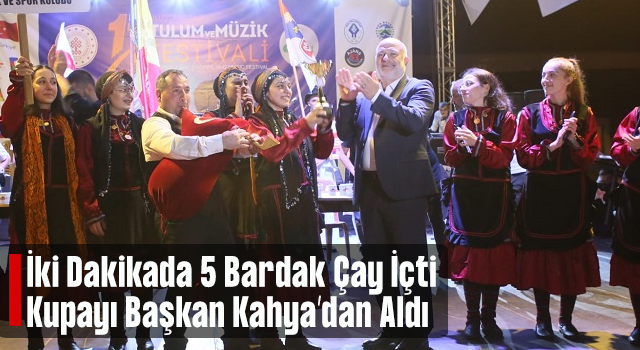 İki dakikada 5 bardak çay içmek için yarıştılar