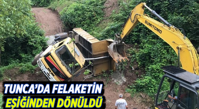 Yola Devrilen Kamyonu Kaldırmak İçin Yoğun Uğraş Verdiler