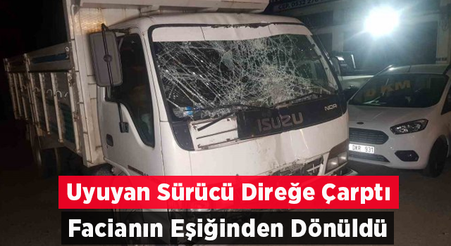 Uyuyan Sürücü Direğe Çarptı