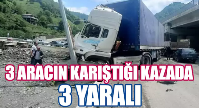 Artvin’in Hopa ilçesinde 3 aracın karıştığı kazada 3 kişi yaralandı