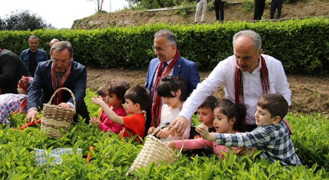 Rize protokolü minik öğrencilerle beraber çay bahçesine girdi