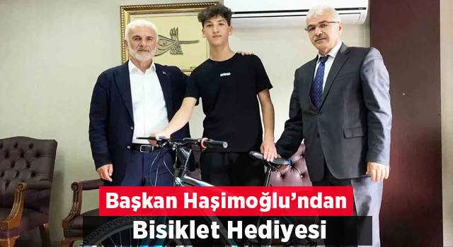 Başkan Haşimoğlu bisiklet hediye etti.