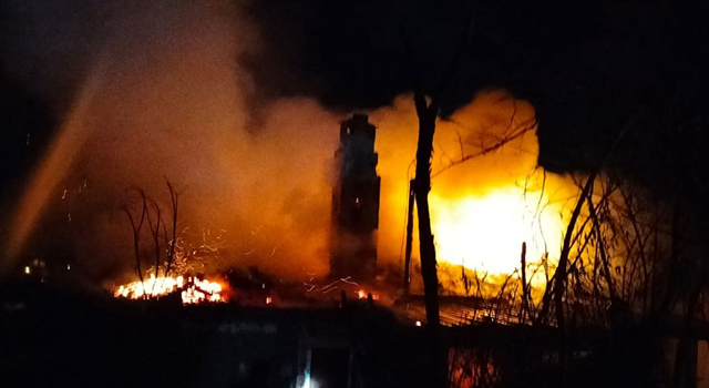 Rize'de iki katlı evin çatısı yandı