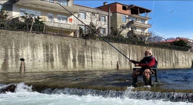 Keyfine Düşkün 60 Yaşındaki Olta Balıkçısı Sosyal Medyada Gündem Oldu
