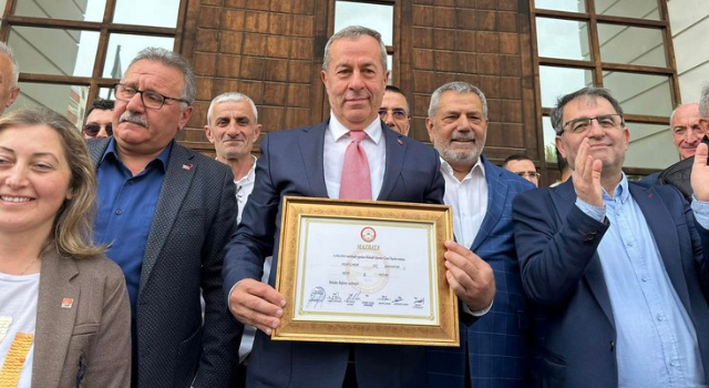 Pazar Belediye Başkanı Neşet Çakır, mazbatasını aldı