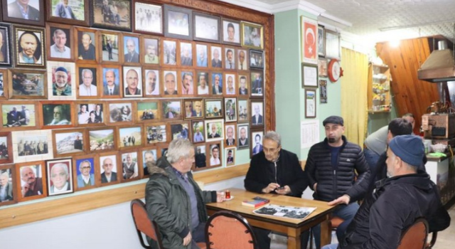 Ölen yakınlarıyla Rize'deki bu çay ocağında bir araya geliyorlar