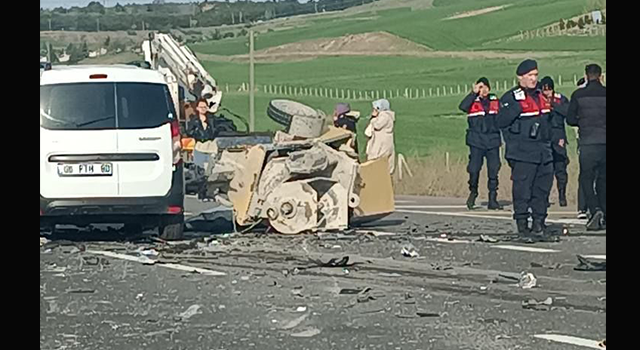 Kaza sonrası aracından inen sürücü, otomobilin çarpması sonucu öldü