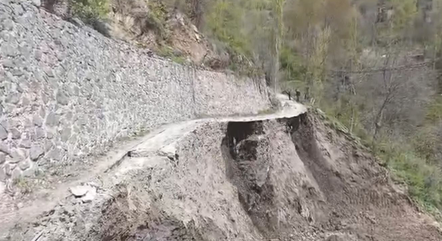 Artvin’de yol çalışmasında heyelan kamerada