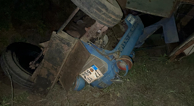 Devrilen traktörün altında kalan sürücü öldü