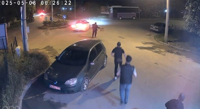 Drift yapan sürücünün otomobiline tabure fırlattı