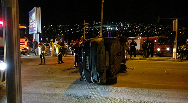 İzmir'de kontrolden çıkarak takla atan otomobil, trafik lambasına çarptı: 1 yaralı