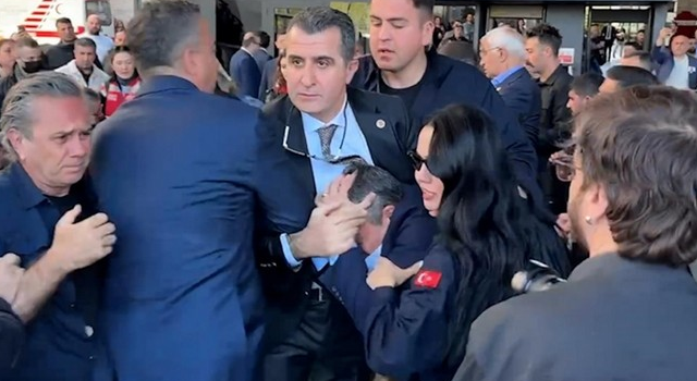 Özgür Özel'e cenaze töreni çıkışında yumruklu saldırı,