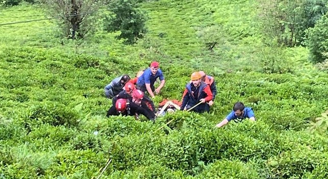 Rize'de balık tuttuğu dereye düşen kişi çıktığı kayanın üzerinden ekiplerce alındı