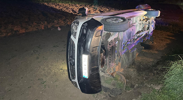 Şoför yolculara para üstü verirken minibüs şarampole yuvarlandı; 9 yaralı