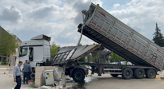 TIR’ın açılan dorsesi üst geçidi parçaladı