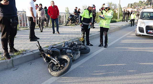 Trafik levhasına çarpan motosikletteki üniversite öğrencisinin bacağı koptu
