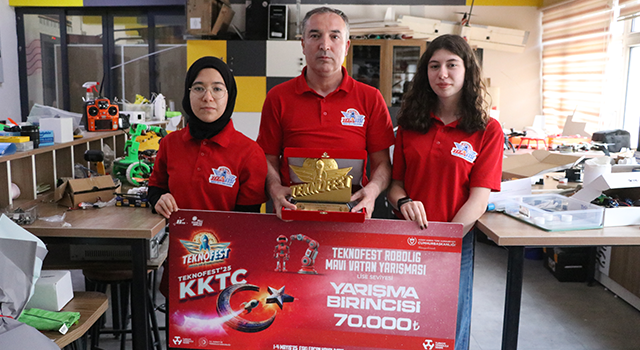 Türkiye’den aldığı bayrağı Kıbrıs’ta göndere çeken robot projesiyle TEKNOFEST’te birinci oldular