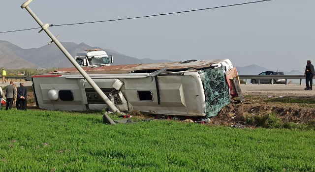 Van'da yolcu otobüsü devrildi: 28 yaralı