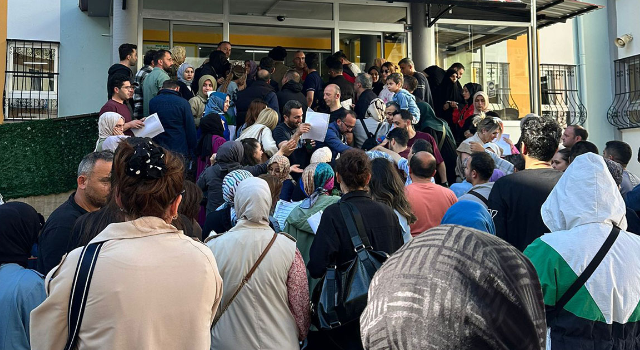 Rize'de Anaokulu Kayıt Heyecanı: Veliler Okul Bahçelerinde Uzun Kuyruklar Oluşturdu