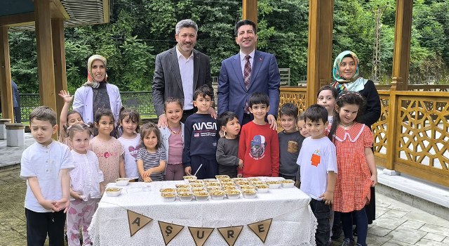 Rize'de vatandaşlara aşure dağıtıldı