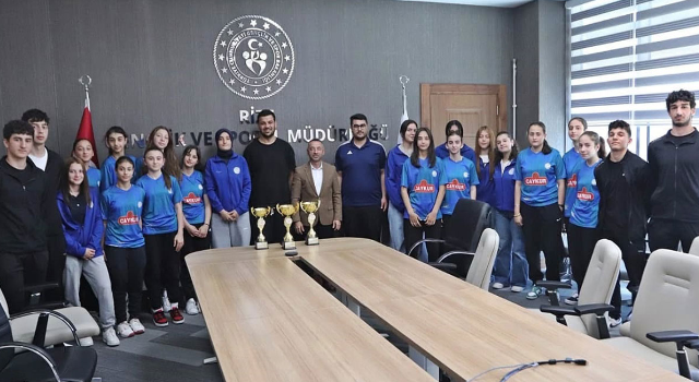Rize'nin Başarılı Basketbolcuları İl Müdürü Öztürk'ü Ziyaret Etti