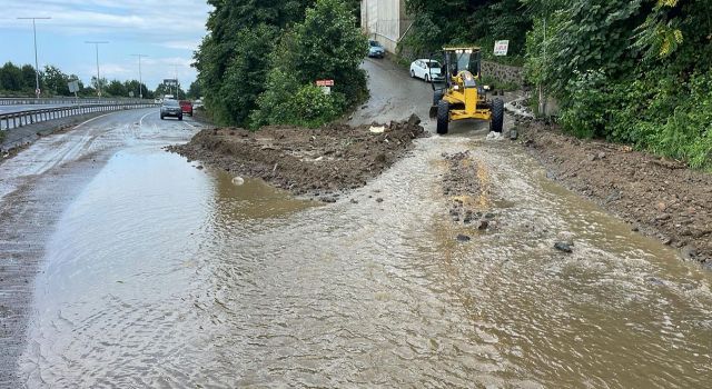 Rize'de Yağış Sonrası 3 İlçede 23 Köyde Heyelan