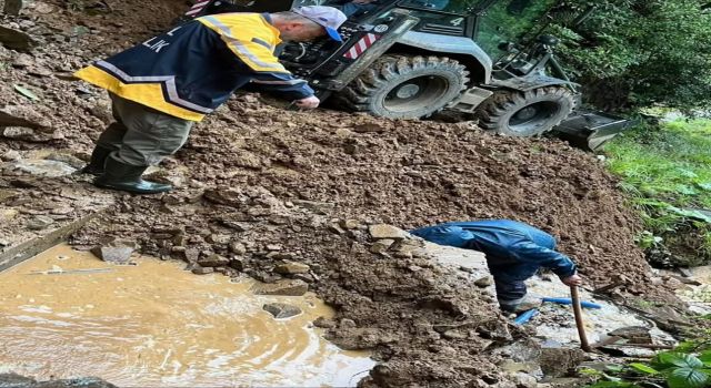 Ardeşen Işıklı Mahallesi’nde Heyelan: Su Hatları Olumsuz Etkilendi