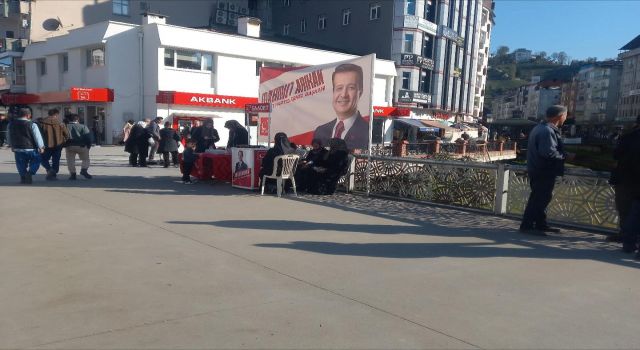 Saadet Partisi Ardeşen İlçe Başkanlığı, ilçe meydanında kurduğu üye stantlarıyla vatandaşlarla buluşmayı sürdürüyor.