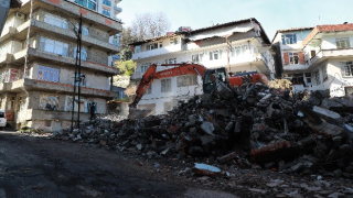 Rize'de Riskli 5 Binanın Kontrollü Yıkımı Devam Ediyor