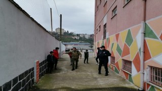 Rize'de kısıtlamaya uymayan çocuklar polisi duyunca ne yapacağını şaşırdı