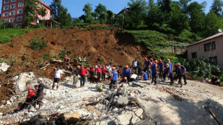 Rize’de Yıkılan 3 Katlı Binada Arama Kurtarma Çalışmaları Devam Ediyor