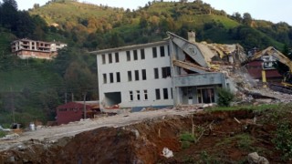 Büyükköy beldesinde belediye binasının yıkımına başlandı