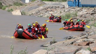 Vali Akbıyık Zap Suyu'nda Rafting yaptı