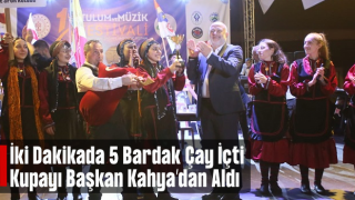 İki dakikada 5 bardak çay içmek için yarıştılar