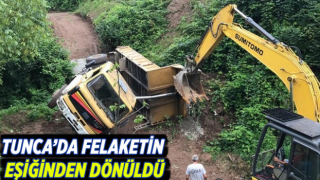 Yola Devrilen Kamyonu Kaldırmak İçin Yoğun Uğraş Verdiler