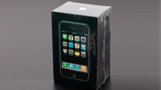Kutusu açılmamış ilk iPhone açık artırmaya çıktı