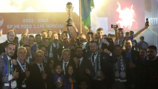 Süper Lig'e yükselen Çaykur Rizespor kupasını aldı