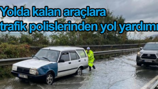 Yolda kalan araçlara trafik polislerinden yol yardımı
