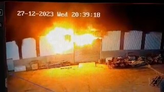 Rize'de mobilya firmasına ait depo yandı