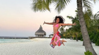 Ünlü şarkıcı Melek Mosso'nun Maldivler pozu olay oldu! Pembe bikinili karesine yorum yağdı