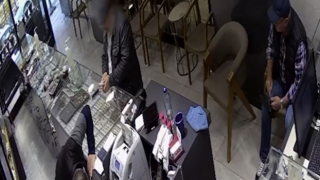 Kuyumculara sahte altın satan 2 şüpheliye suçüstü; o anlar kamerada