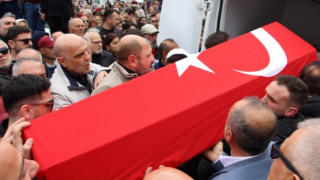 Volkan Konak’ın cenazesi namazın kılınacağı alana alkışlarla getirildi